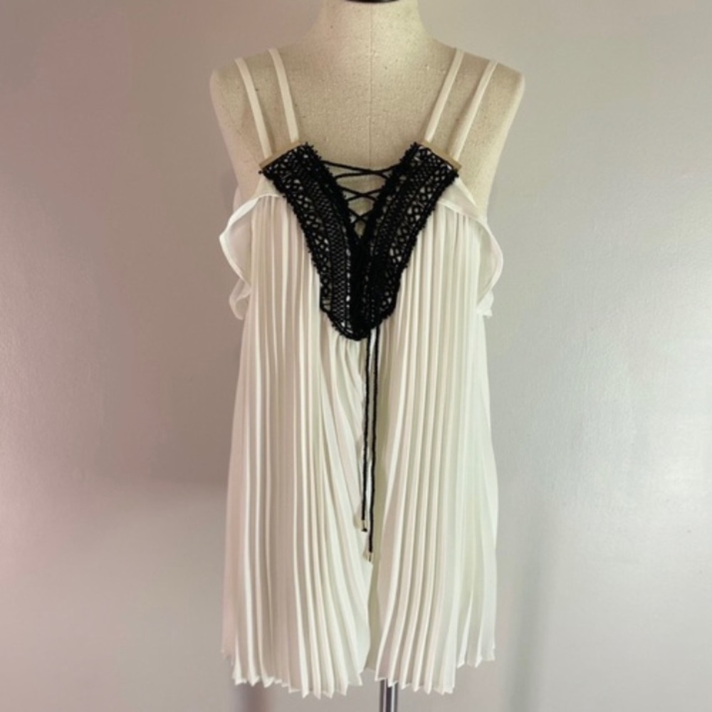 🎉HOST PICK🎉 Thalia Sodi White Sleeveless Top